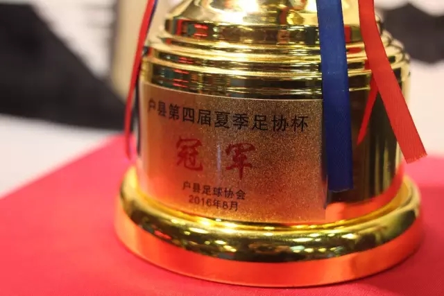 比伯获颁“年度白人男孩”奖 称深受黑人文化影响